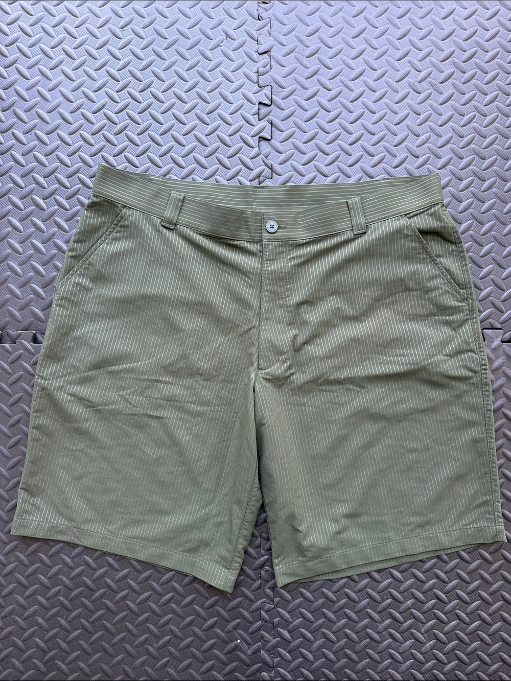 Under Armour Men’s Olive Pinstripe Performance Shorts size 42